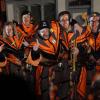 Die Memminger Stadtbachhexen verwandelten Memmingen wieder einmal zur Fasnet-Hochburg. Nach zwei Jahren Pause konnte endlich wieder das Monsterkonzert der Guggamusik mit sechs Kapellen veranstaltet werden. Der Wettergott hatte ein Einsehen mit den Gruppen die aus Nah und Fern angereist waren. Laut Wetterbericht sollte es regnen, aber Gottseidank, es blieb trocken. Oberbürgermeister Manfred Schilder sagte in seiner Ansprache, dass er so einen vollen Marktplatz seit Jahren nicht mehr gesehen habe.
[video]https://www.youtube.com/watch?v=xL56Mwlt-Gs[/video]
Gute Stimmung auf dem MarktplatzDurch die Veranstaltung führte, mit Scherzen und Reimen, 1. Zunftmeister Memmingen Rainer Betz alias Balu, verstärkt an seiner Seite durch Martin Speckle, auch Specki genannt. Zum Aufwärmen feuerten sie die Menschenmenge auf den prall gefüllten Markplatz immer wieder in höchster Lautstärke mit Schlachtrufen wie "wo nei, in da Bach nei" und "Mau Mau Mau, s'wird scho gau" an. Tausendfach schallte es zurück. Auch fürs Leibeswohl war gesorgt, es gab Buden mit Glühwein und Bratwurst im Semmel. Nach dem Auftritt ging es dann zur Ü 18 Party in die Stadionhalle.