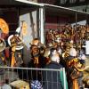Die Memminger Stadtbachhexen verwandelten Memmingen wieder einmal zur Fasnet-Hochburg. Nach zwei Jahren Pause konnte endlich wieder das Monsterkonzert der Guggamusik mit sechs Kapellen veranstaltet werden. Der Wettergott hatte ein Einsehen mit den Gruppen die aus Nah und Fern angereist waren. Laut Wetterbericht sollte es regnen, aber Gottseidank, es blieb trocken. Oberbürgermeister Manfred Schilder sagte in seiner Ansprache, dass er so einen vollen Marktplatz seit Jahren nicht mehr gesehen habe.
[video]https://www.youtube.com/watch?v=xL56Mwlt-Gs[/video]
Gute Stimmung auf dem MarktplatzDurch die Veranstaltung führte, mit Scherzen und Reimen, 1. Zunftmeister Memmingen Rainer Betz alias Balu, verstärkt an seiner Seite durch Martin Speckle, auch Specki genannt. Zum Aufwärmen feuerten sie die Menschenmenge auf den prall gefüllten Markplatz immer wieder in höchster Lautstärke mit Schlachtrufen wie "wo nei, in da Bach nei" und "Mau Mau Mau, s'wird scho gau" an. Tausendfach schallte es zurück. Auch fürs Leibeswohl war gesorgt, es gab Buden mit Glühwein und Bratwurst im Semmel. Nach dem Auftritt ging es dann zur Ü 18 Party in die Stadionhalle.