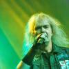 Seit über vier Jahrzehnten prägen "Grave Digger" die internationale Heavy-Metal- Szene. Ihren 40. Geburtstag feiert die Band derzeit mit einer Deutschlandtour. Mit dabei sind auch die Bands "Cellar Stone" und "Mystic Prophecy". Am Samstag machten die Musiker Station im Kaminwerk Memmingen. 
Viele Zuschauer verfolgen KonzertIn diesem Jahr werden es bereits 43 Jahre "Grave Digger". Die deutsche Metal-Band ist mit ihrer aktuellen "Knights & Riots" Tour in Deutschland unterwegs. Die Band aus Gladbeck um Sänger Chris Boltendahl war am Samstag im Kaminwerk Memmingen zu Gast und sorgte für mächtig Stimmung unter den Zuschauern, die trotz der widrigen Wetterverhältnissen zahlreich erschienen waren.Metal-Power aus dem AllgäuIm Vorprogramm von "Grave Digger" zeigte die Power-Metal-Band "Mystic Prophecy" um Sänger RD Liapakis aus Bad Grönenbach, was sie drauf hat. Für die Allgäuer war das aber nicht der einzige Auftritt in diesem Jahr im Kaminwerk. Am 17. Mai werden sie dort ihr neues Album vorstellen, unterstützt von "Hammer King". Die Fans können sich außerdem auf 100 Liter Freibier freuen. Hoher WiedererkennungswertSeit 2018 gibt es die griechische Band "Cellar Stone". Im Kaminwerk präsentierte die Band nun einige Songs aus ihren beiden Alben, die mittlerweile auf dem Markt sind. Die Mischung aus 80er Jahre Rock und derzeitigem Rock prägt sich relativ schnell ein und hat Wiedererkennungswert.