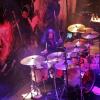 Seit über vier Jahrzehnten prägen "Grave Digger" die internationale Heavy-Metal- Szene. Ihren 40. Geburtstag feiert die Band derzeit mit einer Deutschlandtour. Mit dabei sind auch die Bands "Cellar Stone" und "Mystic Prophecy". Am Samstag machten die Musiker Station im Kaminwerk Memmingen. 
Viele Zuschauer verfolgen KonzertIn diesem Jahr werden es bereits 43 Jahre "Grave Digger". Die deutsche Metal-Band ist mit ihrer aktuellen "Knights & Riots" Tour in Deutschland unterwegs. Die Band aus Gladbeck um Sänger Chris Boltendahl war am Samstag im Kaminwerk Memmingen zu Gast und sorgte für mächtig Stimmung unter den Zuschauern, die trotz der widrigen Wetterverhältnissen zahlreich erschienen waren.Metal-Power aus dem AllgäuIm Vorprogramm von "Grave Digger" zeigte die Power-Metal-Band "Mystic Prophecy" um Sänger RD Liapakis aus Bad Grönenbach, was sie drauf hat. Für die Allgäuer war das aber nicht der einzige Auftritt in diesem Jahr im Kaminwerk. Am 17. Mai werden sie dort ihr neues Album vorstellen, unterstützt von "Hammer King". Die Fans können sich außerdem auf 100 Liter Freibier freuen. Hoher WiedererkennungswertSeit 2018 gibt es die griechische Band "Cellar Stone". Im Kaminwerk präsentierte die Band nun einige Songs aus ihren beiden Alben, die mittlerweile auf dem Markt sind. Die Mischung aus 80er Jahre Rock und derzeitigem Rock prägt sich relativ schnell ein und hat Wiedererkennungswert.