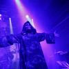 Seit über vier Jahrzehnten prägen "Grave Digger" die internationale Heavy-Metal- Szene. Ihren 40. Geburtstag feiert die Band derzeit mit einer Deutschlandtour. Mit dabei sind auch die Bands "Cellar Stone" und "Mystic Prophecy". Am Samstag machten die Musiker Station im Kaminwerk Memmingen. 
Viele Zuschauer verfolgen KonzertIn diesem Jahr werden es bereits 43 Jahre "Grave Digger". Die deutsche Metal-Band ist mit ihrer aktuellen "Knights & Riots" Tour in Deutschland unterwegs. Die Band aus Gladbeck um Sänger Chris Boltendahl war am Samstag im Kaminwerk Memmingen zu Gast und sorgte für mächtig Stimmung unter den Zuschauern, die trotz der widrigen Wetterverhältnissen zahlreich erschienen waren.Metal-Power aus dem AllgäuIm Vorprogramm von "Grave Digger" zeigte die Power-Metal-Band "Mystic Prophecy" um Sänger RD Liapakis aus Bad Grönenbach, was sie drauf hat. Für die Allgäuer war das aber nicht der einzige Auftritt in diesem Jahr im Kaminwerk. Am 17. Mai werden sie dort ihr neues Album vorstellen, unterstützt von "Hammer King". Die Fans können sich außerdem auf 100 Liter Freibier freuen. Hoher WiedererkennungswertSeit 2018 gibt es die griechische Band "Cellar Stone". Im Kaminwerk präsentierte die Band nun einige Songs aus ihren beiden Alben, die mittlerweile auf dem Markt sind. Die Mischung aus 80er Jahre Rock und derzeitigem Rock prägt sich relativ schnell ein und hat Wiedererkennungswert.