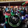 Die Memminger Stadtbachhexen verwandelten Memmingen wieder einmal zur Fasnet-Hochburg. Nach zwei Jahren Pause konnte endlich wieder das Monsterkonzert der Guggamusik mit sechs Kapellen veranstaltet werden. Der Wettergott hatte ein Einsehen mit den Gruppen die aus Nah und Fern angereist waren. Laut Wetterbericht sollte es regnen, aber Gottseidank, es blieb trocken. Oberbürgermeister Manfred Schilder sagte in seiner Ansprache, dass er so einen vollen Marktplatz seit Jahren nicht mehr gesehen habe.
[video]https://www.youtube.com/watch?v=xL56Mwlt-Gs[/video]
Gute Stimmung auf dem MarktplatzDurch die Veranstaltung führte, mit Scherzen und Reimen, 1. Zunftmeister Memmingen Rainer Betz alias Balu, verstärkt an seiner Seite durch Martin Speckle, auch Specki genannt. Zum Aufwärmen feuerten sie die Menschenmenge auf den prall gefüllten Markplatz immer wieder in höchster Lautstärke mit Schlachtrufen wie "wo nei, in da Bach nei" und "Mau Mau Mau, s'wird scho gau" an. Tausendfach schallte es zurück. Auch fürs Leibeswohl war gesorgt, es gab Buden mit Glühwein und Bratwurst im Semmel. Nach dem Auftritt ging es dann zur Ü 18 Party in die Stadionhalle.