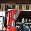 Die Memminger Stadtbachhexen verwandelten Memmingen wieder einmal zur Fasnet-Hochburg. Nach zwei Jahren Pause konnte endlich wieder das Monsterkonzert der Guggamusik mit sechs Kapellen veranstaltet werden. Der Wettergott hatte ein Einsehen mit den Gruppen die aus Nah und Fern angereist waren. Laut Wetterbericht sollte es regnen, aber Gottseidank, es blieb trocken. Oberbürgermeister Manfred Schilder sagte in seiner Ansprache, dass er so einen vollen Marktplatz seit Jahren nicht mehr gesehen habe.
[video]https://www.youtube.com/watch?v=xL56Mwlt-Gs[/video]
Gute Stimmung auf dem MarktplatzDurch die Veranstaltung führte, mit Scherzen und Reimen, 1. Zunftmeister Memmingen Rainer Betz alias Balu, verstärkt an seiner Seite durch Martin Speckle, auch Specki genannt. Zum Aufwärmen feuerten sie die Menschenmenge auf den prall gefüllten Markplatz immer wieder in höchster Lautstärke mit Schlachtrufen wie "wo nei, in da Bach nei" und "Mau Mau Mau, s'wird scho gau" an. Tausendfach schallte es zurück. Auch fürs Leibeswohl war gesorgt, es gab Buden mit Glühwein und Bratwurst im Semmel. Nach dem Auftritt ging es dann zur Ü 18 Party in die Stadionhalle.