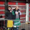 Die Memminger Stadtbachhexen verwandelten Memmingen wieder einmal zur Fasnet-Hochburg. Nach zwei Jahren Pause konnte endlich wieder das Monsterkonzert der Guggamusik mit sechs Kapellen veranstaltet werden. Der Wettergott hatte ein Einsehen mit den Gruppen die aus Nah und Fern angereist waren. Laut Wetterbericht sollte es regnen, aber Gottseidank, es blieb trocken. Oberbürgermeister Manfred Schilder sagte in seiner Ansprache, dass er so einen vollen Marktplatz seit Jahren nicht mehr gesehen habe.
[video]https://www.youtube.com/watch?v=xL56Mwlt-Gs[/video]
Gute Stimmung auf dem MarktplatzDurch die Veranstaltung führte, mit Scherzen und Reimen, 1. Zunftmeister Memmingen Rainer Betz alias Balu, verstärkt an seiner Seite durch Martin Speckle, auch Specki genannt. Zum Aufwärmen feuerten sie die Menschenmenge auf den prall gefüllten Markplatz immer wieder in höchster Lautstärke mit Schlachtrufen wie "wo nei, in da Bach nei" und "Mau Mau Mau, s'wird scho gau" an. Tausendfach schallte es zurück. Auch fürs Leibeswohl war gesorgt, es gab Buden mit Glühwein und Bratwurst im Semmel. Nach dem Auftritt ging es dann zur Ü 18 Party in die Stadionhalle.