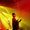 Seit über vier Jahrzehnten prägen "Grave Digger" die internationale Heavy-Metal- Szene. Ihren 40. Geburtstag feiert die Band derzeit mit einer Deutschlandtour. Mit dabei sind auch die Bands "Cellar Stone" und "Mystic Prophecy". Am Samstag machten die Musiker Station im Kaminwerk Memmingen. 
Viele Zuschauer verfolgen KonzertIn diesem Jahr werden es bereits 43 Jahre "Grave Digger". Die deutsche Metal-Band ist mit ihrer aktuellen "Knights & Riots" Tour in Deutschland unterwegs. Die Band aus Gladbeck um Sänger Chris Boltendahl war am Samstag im Kaminwerk Memmingen zu Gast und sorgte für mächtig Stimmung unter den Zuschauern, die trotz der widrigen Wetterverhältnissen zahlreich erschienen waren.Metal-Power aus dem AllgäuIm Vorprogramm von "Grave Digger" zeigte die Power-Metal-Band "Mystic Prophecy" um Sänger RD Liapakis aus Bad Grönenbach, was sie drauf hat. Für die Allgäuer war das aber nicht der einzige Auftritt in diesem Jahr im Kaminwerk. Am 17. Mai werden sie dort ihr neues Album vorstellen, unterstützt von "Hammer King". Die Fans können sich außerdem auf 100 Liter Freibier freuen. Hoher WiedererkennungswertSeit 2018 gibt es die griechische Band "Cellar Stone". Im Kaminwerk präsentierte die Band nun einige Songs aus ihren beiden Alben, die mittlerweile auf dem Markt sind. Die Mischung aus 80er Jahre Rock und derzeitigem Rock prägt sich relativ schnell ein und hat Wiedererkennungswert.