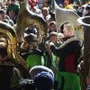 Die Memminger Stadtbachhexen verwandelten Memmingen wieder einmal zur Fasnet-Hochburg. Nach zwei Jahren Pause konnte endlich wieder das Monsterkonzert der Guggamusik mit sechs Kapellen veranstaltet werden. Der Wettergott hatte ein Einsehen mit den Gruppen die aus Nah und Fern angereist waren. Laut Wetterbericht sollte es regnen, aber Gottseidank, es blieb trocken. Oberbürgermeister Manfred Schilder sagte in seiner Ansprache, dass er so einen vollen Marktplatz seit Jahren nicht mehr gesehen habe.
[video]https://www.youtube.com/watch?v=xL56Mwlt-Gs[/video]
Gute Stimmung auf dem MarktplatzDurch die Veranstaltung führte, mit Scherzen und Reimen, 1. Zunftmeister Memmingen Rainer Betz alias Balu, verstärkt an seiner Seite durch Martin Speckle, auch Specki genannt. Zum Aufwärmen feuerten sie die Menschenmenge auf den prall gefüllten Markplatz immer wieder in höchster Lautstärke mit Schlachtrufen wie "wo nei, in da Bach nei" und "Mau Mau Mau, s'wird scho gau" an. Tausendfach schallte es zurück. Auch fürs Leibeswohl war gesorgt, es gab Buden mit Glühwein und Bratwurst im Semmel. Nach dem Auftritt ging es dann zur Ü 18 Party in die Stadionhalle.