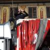 Die Memminger Stadtbachhexen verwandelten Memmingen wieder einmal zur Fasnet-Hochburg. Nach zwei Jahren Pause konnte endlich wieder das Monsterkonzert der Guggamusik mit sechs Kapellen veranstaltet werden. Der Wettergott hatte ein Einsehen mit den Gruppen die aus Nah und Fern angereist waren. Laut Wetterbericht sollte es regnen, aber Gottseidank, es blieb trocken. Oberbürgermeister Manfred Schilder sagte in seiner Ansprache, dass er so einen vollen Marktplatz seit Jahren nicht mehr gesehen habe.
[video]https://www.youtube.com/watch?v=xL56Mwlt-Gs[/video]
Gute Stimmung auf dem MarktplatzDurch die Veranstaltung führte, mit Scherzen und Reimen, 1. Zunftmeister Memmingen Rainer Betz alias Balu, verstärkt an seiner Seite durch Martin Speckle, auch Specki genannt. Zum Aufwärmen feuerten sie die Menschenmenge auf den prall gefüllten Markplatz immer wieder in höchster Lautstärke mit Schlachtrufen wie "wo nei, in da Bach nei" und "Mau Mau Mau, s'wird scho gau" an. Tausendfach schallte es zurück. Auch fürs Leibeswohl war gesorgt, es gab Buden mit Glühwein und Bratwurst im Semmel. Nach dem Auftritt ging es dann zur Ü 18 Party in die Stadionhalle.
