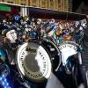 Die Memminger Stadtbachhexen verwandelten Memmingen wieder einmal zur Fasnet-Hochburg. Nach zwei Jahren Pause konnte endlich wieder das Monsterkonzert der Guggamusik mit sechs Kapellen veranstaltet werden. Der Wettergott hatte ein Einsehen mit den Gruppen die aus Nah und Fern angereist waren. Laut Wetterbericht sollte es regnen, aber Gottseidank, es blieb trocken. Oberbürgermeister Manfred Schilder sagte in seiner Ansprache, dass er so einen vollen Marktplatz seit Jahren nicht mehr gesehen habe.
[video]https://www.youtube.com/watch?v=xL56Mwlt-Gs[/video]
Gute Stimmung auf dem MarktplatzDurch die Veranstaltung führte, mit Scherzen und Reimen, 1. Zunftmeister Memmingen Rainer Betz alias Balu, verstärkt an seiner Seite durch Martin Speckle, auch Specki genannt. Zum Aufwärmen feuerten sie die Menschenmenge auf den prall gefüllten Markplatz immer wieder in höchster Lautstärke mit Schlachtrufen wie "wo nei, in da Bach nei" und "Mau Mau Mau, s'wird scho gau" an. Tausendfach schallte es zurück. Auch fürs Leibeswohl war gesorgt, es gab Buden mit Glühwein und Bratwurst im Semmel. Nach dem Auftritt ging es dann zur Ü 18 Party in die Stadionhalle.