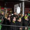 Die Memminger Stadtbachhexen verwandelten Memmingen wieder einmal zur Fasnet-Hochburg. Nach zwei Jahren Pause konnte endlich wieder das Monsterkonzert der Guggamusik mit sechs Kapellen veranstaltet werden. Der Wettergott hatte ein Einsehen mit den Gruppen die aus Nah und Fern angereist waren. Laut Wetterbericht sollte es regnen, aber Gottseidank, es blieb trocken. Oberbürgermeister Manfred Schilder sagte in seiner Ansprache, dass er so einen vollen Marktplatz seit Jahren nicht mehr gesehen habe.
[video]https://www.youtube.com/watch?v=xL56Mwlt-Gs[/video]
Gute Stimmung auf dem MarktplatzDurch die Veranstaltung führte, mit Scherzen und Reimen, 1. Zunftmeister Memmingen Rainer Betz alias Balu, verstärkt an seiner Seite durch Martin Speckle, auch Specki genannt. Zum Aufwärmen feuerten sie die Menschenmenge auf den prall gefüllten Markplatz immer wieder in höchster Lautstärke mit Schlachtrufen wie "wo nei, in da Bach nei" und "Mau Mau Mau, s'wird scho gau" an. Tausendfach schallte es zurück. Auch fürs Leibeswohl war gesorgt, es gab Buden mit Glühwein und Bratwurst im Semmel. Nach dem Auftritt ging es dann zur Ü 18 Party in die Stadionhalle.