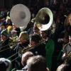 Die Memminger Stadtbachhexen verwandelten Memmingen wieder einmal zur Fasnet-Hochburg. Nach zwei Jahren Pause konnte endlich wieder das Monsterkonzert der Guggamusik mit sechs Kapellen veranstaltet werden. Der Wettergott hatte ein Einsehen mit den Gruppen die aus Nah und Fern angereist waren. Laut Wetterbericht sollte es regnen, aber Gottseidank, es blieb trocken. Oberbürgermeister Manfred Schilder sagte in seiner Ansprache, dass er so einen vollen Marktplatz seit Jahren nicht mehr gesehen habe.
[video]https://www.youtube.com/watch?v=xL56Mwlt-Gs[/video]
Gute Stimmung auf dem MarktplatzDurch die Veranstaltung führte, mit Scherzen und Reimen, 1. Zunftmeister Memmingen Rainer Betz alias Balu, verstärkt an seiner Seite durch Martin Speckle, auch Specki genannt. Zum Aufwärmen feuerten sie die Menschenmenge auf den prall gefüllten Markplatz immer wieder in höchster Lautstärke mit Schlachtrufen wie "wo nei, in da Bach nei" und "Mau Mau Mau, s'wird scho gau" an. Tausendfach schallte es zurück. Auch fürs Leibeswohl war gesorgt, es gab Buden mit Glühwein und Bratwurst im Semmel. Nach dem Auftritt ging es dann zur Ü 18 Party in die Stadionhalle.