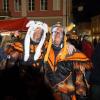 Die Memminger Stadtbachhexen verwandelten Memmingen wieder einmal zur Fasnet-Hochburg. Nach zwei Jahren Pause konnte endlich wieder das Monsterkonzert der Guggamusik mit sechs Kapellen veranstaltet werden. Der Wettergott hatte ein Einsehen mit den Gruppen die aus Nah und Fern angereist waren. Laut Wetterbericht sollte es regnen, aber Gottseidank, es blieb trocken. Oberbürgermeister Manfred Schilder sagte in seiner Ansprache, dass er so einen vollen Marktplatz seit Jahren nicht mehr gesehen habe.
[video]https://www.youtube.com/watch?v=xL56Mwlt-Gs[/video]
Gute Stimmung auf dem MarktplatzDurch die Veranstaltung führte, mit Scherzen und Reimen, 1. Zunftmeister Memmingen Rainer Betz alias Balu, verstärkt an seiner Seite durch Martin Speckle, auch Specki genannt. Zum Aufwärmen feuerten sie die Menschenmenge auf den prall gefüllten Markplatz immer wieder in höchster Lautstärke mit Schlachtrufen wie "wo nei, in da Bach nei" und "Mau Mau Mau, s'wird scho gau" an. Tausendfach schallte es zurück. Auch fürs Leibeswohl war gesorgt, es gab Buden mit Glühwein und Bratwurst im Semmel. Nach dem Auftritt ging es dann zur Ü 18 Party in die Stadionhalle.
