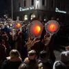 Die Memminger Stadtbachhexen verwandelten Memmingen wieder einmal zur Fasnet-Hochburg. Nach zwei Jahren Pause konnte endlich wieder das Monsterkonzert der Guggamusik mit sechs Kapellen veranstaltet werden. Der Wettergott hatte ein Einsehen mit den Gruppen die aus Nah und Fern angereist waren. Laut Wetterbericht sollte es regnen, aber Gottseidank, es blieb trocken. Oberbürgermeister Manfred Schilder sagte in seiner Ansprache, dass er so einen vollen Marktplatz seit Jahren nicht mehr gesehen habe.
[video]https://www.youtube.com/watch?v=xL56Mwlt-Gs[/video]
Gute Stimmung auf dem MarktplatzDurch die Veranstaltung führte, mit Scherzen und Reimen, 1. Zunftmeister Memmingen Rainer Betz alias Balu, verstärkt an seiner Seite durch Martin Speckle, auch Specki genannt. Zum Aufwärmen feuerten sie die Menschenmenge auf den prall gefüllten Markplatz immer wieder in höchster Lautstärke mit Schlachtrufen wie "wo nei, in da Bach nei" und "Mau Mau Mau, s'wird scho gau" an. Tausendfach schallte es zurück. Auch fürs Leibeswohl war gesorgt, es gab Buden mit Glühwein und Bratwurst im Semmel. Nach dem Auftritt ging es dann zur Ü 18 Party in die Stadionhalle.