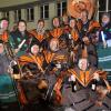 Die Memminger Stadtbachhexen verwandelten Memmingen wieder einmal zur Fasnet-Hochburg. Nach zwei Jahren Pause konnte endlich wieder das Monsterkonzert der Guggamusik mit sechs Kapellen veranstaltet werden. Der Wettergott hatte ein Einsehen mit den Gruppen die aus Nah und Fern angereist waren. Laut Wetterbericht sollte es regnen, aber Gottseidank, es blieb trocken. Oberbürgermeister Manfred Schilder sagte in seiner Ansprache, dass er so einen vollen Marktplatz seit Jahren nicht mehr gesehen habe.
[video]https://www.youtube.com/watch?v=xL56Mwlt-Gs[/video]
Gute Stimmung auf dem MarktplatzDurch die Veranstaltung führte, mit Scherzen und Reimen, 1. Zunftmeister Memmingen Rainer Betz alias Balu, verstärkt an seiner Seite durch Martin Speckle, auch Specki genannt. Zum Aufwärmen feuerten sie die Menschenmenge auf den prall gefüllten Markplatz immer wieder in höchster Lautstärke mit Schlachtrufen wie "wo nei, in da Bach nei" und "Mau Mau Mau, s'wird scho gau" an. Tausendfach schallte es zurück. Auch fürs Leibeswohl war gesorgt, es gab Buden mit Glühwein und Bratwurst im Semmel. Nach dem Auftritt ging es dann zur Ü 18 Party in die Stadionhalle.