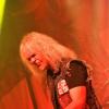 Seit über vier Jahrzehnten prägen "Grave Digger" die internationale Heavy-Metal- Szene. Ihren 40. Geburtstag feiert die Band derzeit mit einer Deutschlandtour. Mit dabei sind auch die Bands "Cellar Stone" und "Mystic Prophecy". Am Samstag machten die Musiker Station im Kaminwerk Memmingen. 
Viele Zuschauer verfolgen KonzertIn diesem Jahr werden es bereits 43 Jahre "Grave Digger". Die deutsche Metal-Band ist mit ihrer aktuellen "Knights & Riots" Tour in Deutschland unterwegs. Die Band aus Gladbeck um Sänger Chris Boltendahl war am Samstag im Kaminwerk Memmingen zu Gast und sorgte für mächtig Stimmung unter den Zuschauern, die trotz der widrigen Wetterverhältnissen zahlreich erschienen waren.Metal-Power aus dem AllgäuIm Vorprogramm von "Grave Digger" zeigte die Power-Metal-Band "Mystic Prophecy" um Sänger RD Liapakis aus Bad Grönenbach, was sie drauf hat. Für die Allgäuer war das aber nicht der einzige Auftritt in diesem Jahr im Kaminwerk. Am 17. Mai werden sie dort ihr neues Album vorstellen, unterstützt von "Hammer King". Die Fans können sich außerdem auf 100 Liter Freibier freuen. Hoher WiedererkennungswertSeit 2018 gibt es die griechische Band "Cellar Stone". Im Kaminwerk präsentierte die Band nun einige Songs aus ihren beiden Alben, die mittlerweile auf dem Markt sind. Die Mischung aus 80er Jahre Rock und derzeitigem Rock prägt sich relativ schnell ein und hat Wiedererkennungswert.