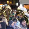 Die Memminger Stadtbachhexen verwandelten Memmingen wieder einmal zur Fasnet-Hochburg. Nach zwei Jahren Pause konnte endlich wieder das Monsterkonzert der Guggamusik mit sechs Kapellen veranstaltet werden. Der Wettergott hatte ein Einsehen mit den Gruppen die aus Nah und Fern angereist waren. Laut Wetterbericht sollte es regnen, aber Gottseidank, es blieb trocken. Oberbürgermeister Manfred Schilder sagte in seiner Ansprache, dass er so einen vollen Marktplatz seit Jahren nicht mehr gesehen habe.
[video]https://www.youtube.com/watch?v=xL56Mwlt-Gs[/video]
Gute Stimmung auf dem MarktplatzDurch die Veranstaltung führte, mit Scherzen und Reimen, 1. Zunftmeister Memmingen Rainer Betz alias Balu, verstärkt an seiner Seite durch Martin Speckle, auch Specki genannt. Zum Aufwärmen feuerten sie die Menschenmenge auf den prall gefüllten Markplatz immer wieder in höchster Lautstärke mit Schlachtrufen wie "wo nei, in da Bach nei" und "Mau Mau Mau, s'wird scho gau" an. Tausendfach schallte es zurück. Auch fürs Leibeswohl war gesorgt, es gab Buden mit Glühwein und Bratwurst im Semmel. Nach dem Auftritt ging es dann zur Ü 18 Party in die Stadionhalle.