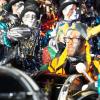 Die Memminger Stadtbachhexen verwandelten Memmingen wieder einmal zur Fasnet-Hochburg. Nach zwei Jahren Pause konnte endlich wieder das Monsterkonzert der Guggamusik mit sechs Kapellen veranstaltet werden. Der Wettergott hatte ein Einsehen mit den Gruppen die aus Nah und Fern angereist waren. Laut Wetterbericht sollte es regnen, aber Gottseidank, es blieb trocken. Oberbürgermeister Manfred Schilder sagte in seiner Ansprache, dass er so einen vollen Marktplatz seit Jahren nicht mehr gesehen habe.
[video]https://www.youtube.com/watch?v=xL56Mwlt-Gs[/video]
Gute Stimmung auf dem MarktplatzDurch die Veranstaltung führte, mit Scherzen und Reimen, 1. Zunftmeister Memmingen Rainer Betz alias Balu, verstärkt an seiner Seite durch Martin Speckle, auch Specki genannt. Zum Aufwärmen feuerten sie die Menschenmenge auf den prall gefüllten Markplatz immer wieder in höchster Lautstärke mit Schlachtrufen wie "wo nei, in da Bach nei" und "Mau Mau Mau, s'wird scho gau" an. Tausendfach schallte es zurück. Auch fürs Leibeswohl war gesorgt, es gab Buden mit Glühwein und Bratwurst im Semmel. Nach dem Auftritt ging es dann zur Ü 18 Party in die Stadionhalle.
