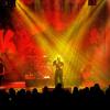 Seit über vier Jahrzehnten prägen "Grave Digger" die internationale Heavy-Metal- Szene. Ihren 40. Geburtstag feiert die Band derzeit mit einer Deutschlandtour. Mit dabei sind auch die Bands "Cellar Stone" und "Mystic Prophecy". Am Samstag machten die Musiker Station im Kaminwerk Memmingen. 
Viele Zuschauer verfolgen KonzertIn diesem Jahr werden es bereits 43 Jahre "Grave Digger". Die deutsche Metal-Band ist mit ihrer aktuellen "Knights & Riots" Tour in Deutschland unterwegs. Die Band aus Gladbeck um Sänger Chris Boltendahl war am Samstag im Kaminwerk Memmingen zu Gast und sorgte für mächtig Stimmung unter den Zuschauern, die trotz der widrigen Wetterverhältnissen zahlreich erschienen waren.Metal-Power aus dem AllgäuIm Vorprogramm von "Grave Digger" zeigte die Power-Metal-Band "Mystic Prophecy" um Sänger RD Liapakis aus Bad Grönenbach, was sie drauf hat. Für die Allgäuer war das aber nicht der einzige Auftritt in diesem Jahr im Kaminwerk. Am 17. Mai werden sie dort ihr neues Album vorstellen, unterstützt von "Hammer King". Die Fans können sich außerdem auf 100 Liter Freibier freuen. Hoher WiedererkennungswertSeit 2018 gibt es die griechische Band "Cellar Stone". Im Kaminwerk präsentierte die Band nun einige Songs aus ihren beiden Alben, die mittlerweile auf dem Markt sind. Die Mischung aus 80er Jahre Rock und derzeitigem Rock prägt sich relativ schnell ein und hat Wiedererkennungswert.