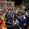 Die Memminger Stadtbachhexen verwandelten Memmingen wieder einmal zur Fasnet-Hochburg. Nach zwei Jahren Pause konnte endlich wieder das Monsterkonzert der Guggamusik mit sechs Kapellen veranstaltet werden. Der Wettergott hatte ein Einsehen mit den Gruppen die aus Nah und Fern angereist waren. Laut Wetterbericht sollte es regnen, aber Gottseidank, es blieb trocken. Oberbürgermeister Manfred Schilder sagte in seiner Ansprache, dass er so einen vollen Marktplatz seit Jahren nicht mehr gesehen habe.
[video]https://www.youtube.com/watch?v=xL56Mwlt-Gs[/video]
Gute Stimmung auf dem MarktplatzDurch die Veranstaltung führte, mit Scherzen und Reimen, 1. Zunftmeister Memmingen Rainer Betz alias Balu, verstärkt an seiner Seite durch Martin Speckle, auch Specki genannt. Zum Aufwärmen feuerten sie die Menschenmenge auf den prall gefüllten Markplatz immer wieder in höchster Lautstärke mit Schlachtrufen wie "wo nei, in da Bach nei" und "Mau Mau Mau, s'wird scho gau" an. Tausendfach schallte es zurück. Auch fürs Leibeswohl war gesorgt, es gab Buden mit Glühwein und Bratwurst im Semmel. Nach dem Auftritt ging es dann zur Ü 18 Party in die Stadionhalle.