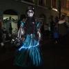 Die Memminger Stadtbachhexen verwandelten Memmingen wieder einmal zur Fasnet-Hochburg. Nach zwei Jahren Pause konnte endlich wieder das Monsterkonzert der Guggamusik mit sechs Kapellen veranstaltet werden. Der Wettergott hatte ein Einsehen mit den Gruppen die aus Nah und Fern angereist waren. Laut Wetterbericht sollte es regnen, aber Gottseidank, es blieb trocken. Oberbürgermeister Manfred Schilder sagte in seiner Ansprache, dass er so einen vollen Marktplatz seit Jahren nicht mehr gesehen habe.
[video]https://www.youtube.com/watch?v=xL56Mwlt-Gs[/video]
Gute Stimmung auf dem MarktplatzDurch die Veranstaltung führte, mit Scherzen und Reimen, 1. Zunftmeister Memmingen Rainer Betz alias Balu, verstärkt an seiner Seite durch Martin Speckle, auch Specki genannt. Zum Aufwärmen feuerten sie die Menschenmenge auf den prall gefüllten Markplatz immer wieder in höchster Lautstärke mit Schlachtrufen wie "wo nei, in da Bach nei" und "Mau Mau Mau, s'wird scho gau" an. Tausendfach schallte es zurück. Auch fürs Leibeswohl war gesorgt, es gab Buden mit Glühwein und Bratwurst im Semmel. Nach dem Auftritt ging es dann zur Ü 18 Party in die Stadionhalle.