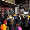 Die Memminger Stadtbachhexen verwandelten Memmingen wieder einmal zur Fasnet-Hochburg. Nach zwei Jahren Pause konnte endlich wieder das Monsterkonzert der Guggamusik mit sechs Kapellen veranstaltet werden. Der Wettergott hatte ein Einsehen mit den Gruppen die aus Nah und Fern angereist waren. Laut Wetterbericht sollte es regnen, aber Gottseidank, es blieb trocken. Oberbürgermeister Manfred Schilder sagte in seiner Ansprache, dass er so einen vollen Marktplatz seit Jahren nicht mehr gesehen habe.
[video]https://www.youtube.com/watch?v=xL56Mwlt-Gs[/video]
Gute Stimmung auf dem MarktplatzDurch die Veranstaltung führte, mit Scherzen und Reimen, 1. Zunftmeister Memmingen Rainer Betz alias Balu, verstärkt an seiner Seite durch Martin Speckle, auch Specki genannt. Zum Aufwärmen feuerten sie die Menschenmenge auf den prall gefüllten Markplatz immer wieder in höchster Lautstärke mit Schlachtrufen wie "wo nei, in da Bach nei" und "Mau Mau Mau, s'wird scho gau" an. Tausendfach schallte es zurück. Auch fürs Leibeswohl war gesorgt, es gab Buden mit Glühwein und Bratwurst im Semmel. Nach dem Auftritt ging es dann zur Ü 18 Party in die Stadionhalle.
