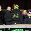 Die Memminger Stadtbachhexen verwandelten Memmingen wieder einmal zur Fasnet-Hochburg. Nach zwei Jahren Pause konnte endlich wieder das Monsterkonzert der Guggamusik mit sechs Kapellen veranstaltet werden. Der Wettergott hatte ein Einsehen mit den Gruppen die aus Nah und Fern angereist waren. Laut Wetterbericht sollte es regnen, aber Gottseidank, es blieb trocken. Oberbürgermeister Manfred Schilder sagte in seiner Ansprache, dass er so einen vollen Marktplatz seit Jahren nicht mehr gesehen habe.
[video]https://www.youtube.com/watch?v=xL56Mwlt-Gs[/video]
Gute Stimmung auf dem MarktplatzDurch die Veranstaltung führte, mit Scherzen und Reimen, 1. Zunftmeister Memmingen Rainer Betz alias Balu, verstärkt an seiner Seite durch Martin Speckle, auch Specki genannt. Zum Aufwärmen feuerten sie die Menschenmenge auf den prall gefüllten Markplatz immer wieder in höchster Lautstärke mit Schlachtrufen wie "wo nei, in da Bach nei" und "Mau Mau Mau, s'wird scho gau" an. Tausendfach schallte es zurück. Auch fürs Leibeswohl war gesorgt, es gab Buden mit Glühwein und Bratwurst im Semmel. Nach dem Auftritt ging es dann zur Ü 18 Party in die Stadionhalle.