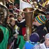 Die Memminger Stadtbachhexen verwandelten Memmingen wieder einmal zur Fasnet-Hochburg. Nach zwei Jahren Pause konnte endlich wieder das Monsterkonzert der Guggamusik mit sechs Kapellen veranstaltet werden. Der Wettergott hatte ein Einsehen mit den Gruppen die aus Nah und Fern angereist waren. Laut Wetterbericht sollte es regnen, aber Gottseidank, es blieb trocken. Oberbürgermeister Manfred Schilder sagte in seiner Ansprache, dass er so einen vollen Marktplatz seit Jahren nicht mehr gesehen habe.
[video]https://www.youtube.com/watch?v=xL56Mwlt-Gs[/video]
Gute Stimmung auf dem MarktplatzDurch die Veranstaltung führte, mit Scherzen und Reimen, 1. Zunftmeister Memmingen Rainer Betz alias Balu, verstärkt an seiner Seite durch Martin Speckle, auch Specki genannt. Zum Aufwärmen feuerten sie die Menschenmenge auf den prall gefüllten Markplatz immer wieder in höchster Lautstärke mit Schlachtrufen wie "wo nei, in da Bach nei" und "Mau Mau Mau, s'wird scho gau" an. Tausendfach schallte es zurück. Auch fürs Leibeswohl war gesorgt, es gab Buden mit Glühwein und Bratwurst im Semmel. Nach dem Auftritt ging es dann zur Ü 18 Party in die Stadionhalle.