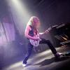 Seit über vier Jahrzehnten prägen "Grave Digger" die internationale Heavy-Metal- Szene. Ihren 40. Geburtstag feiert die Band derzeit mit einer Deutschlandtour. Mit dabei sind auch die Bands "Cellar Stone" und "Mystic Prophecy". Am Samstag machten die Musiker Station im Kaminwerk Memmingen. 
Viele Zuschauer verfolgen KonzertIn diesem Jahr werden es bereits 43 Jahre "Grave Digger". Die deutsche Metal-Band ist mit ihrer aktuellen "Knights & Riots" Tour in Deutschland unterwegs. Die Band aus Gladbeck um Sänger Chris Boltendahl war am Samstag im Kaminwerk Memmingen zu Gast und sorgte für mächtig Stimmung unter den Zuschauern, die trotz der widrigen Wetterverhältnissen zahlreich erschienen waren.Metal-Power aus dem AllgäuIm Vorprogramm von "Grave Digger" zeigte die Power-Metal-Band "Mystic Prophecy" um Sänger RD Liapakis aus Bad Grönenbach, was sie drauf hat. Für die Allgäuer war das aber nicht der einzige Auftritt in diesem Jahr im Kaminwerk. Am 17. Mai werden sie dort ihr neues Album vorstellen, unterstützt von "Hammer King". Die Fans können sich außerdem auf 100 Liter Freibier freuen. Hoher WiedererkennungswertSeit 2018 gibt es die griechische Band "Cellar Stone". Im Kaminwerk präsentierte die Band nun einige Songs aus ihren beiden Alben, die mittlerweile auf dem Markt sind. Die Mischung aus 80er Jahre Rock und derzeitigem Rock prägt sich relativ schnell ein und hat Wiedererkennungswert.