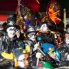 Die Memminger Stadtbachhexen verwandelten Memmingen wieder einmal zur Fasnet-Hochburg. Nach zwei Jahren Pause konnte endlich wieder das Monsterkonzert der Guggamusik mit sechs Kapellen veranstaltet werden. Der Wettergott hatte ein Einsehen mit den Gruppen die aus Nah und Fern angereist waren. Laut Wetterbericht sollte es regnen, aber Gottseidank, es blieb trocken. Oberbürgermeister Manfred Schilder sagte in seiner Ansprache, dass er so einen vollen Marktplatz seit Jahren nicht mehr gesehen habe.
[video]https://www.youtube.com/watch?v=xL56Mwlt-Gs[/video]
Gute Stimmung auf dem MarktplatzDurch die Veranstaltung führte, mit Scherzen und Reimen, 1. Zunftmeister Memmingen Rainer Betz alias Balu, verstärkt an seiner Seite durch Martin Speckle, auch Specki genannt. Zum Aufwärmen feuerten sie die Menschenmenge auf den prall gefüllten Markplatz immer wieder in höchster Lautstärke mit Schlachtrufen wie "wo nei, in da Bach nei" und "Mau Mau Mau, s'wird scho gau" an. Tausendfach schallte es zurück. Auch fürs Leibeswohl war gesorgt, es gab Buden mit Glühwein und Bratwurst im Semmel. Nach dem Auftritt ging es dann zur Ü 18 Party in die Stadionhalle.