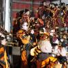 Die Memminger Stadtbachhexen verwandelten Memmingen wieder einmal zur Fasnet-Hochburg. Nach zwei Jahren Pause konnte endlich wieder das Monsterkonzert der Guggamusik mit sechs Kapellen veranstaltet werden. Der Wettergott hatte ein Einsehen mit den Gruppen die aus Nah und Fern angereist waren. Laut Wetterbericht sollte es regnen, aber Gottseidank, es blieb trocken. Oberbürgermeister Manfred Schilder sagte in seiner Ansprache, dass er so einen vollen Marktplatz seit Jahren nicht mehr gesehen habe.
[video]https://www.youtube.com/watch?v=xL56Mwlt-Gs[/video]
Gute Stimmung auf dem MarktplatzDurch die Veranstaltung führte, mit Scherzen und Reimen, 1. Zunftmeister Memmingen Rainer Betz alias Balu, verstärkt an seiner Seite durch Martin Speckle, auch Specki genannt. Zum Aufwärmen feuerten sie die Menschenmenge auf den prall gefüllten Markplatz immer wieder in höchster Lautstärke mit Schlachtrufen wie "wo nei, in da Bach nei" und "Mau Mau Mau, s'wird scho gau" an. Tausendfach schallte es zurück. Auch fürs Leibeswohl war gesorgt, es gab Buden mit Glühwein und Bratwurst im Semmel. Nach dem Auftritt ging es dann zur Ü 18 Party in die Stadionhalle.