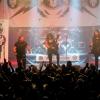 Seit über vier Jahrzehnten prägen "Grave Digger" die internationale Heavy-Metal- Szene. Ihren 40. Geburtstag feiert die Band derzeit mit einer Deutschlandtour. Mit dabei sind auch die Bands "Cellar Stone" und "Mystic Prophecy". Am Samstag machten die Musiker Station im Kaminwerk Memmingen. 
Viele Zuschauer verfolgen KonzertIn diesem Jahr werden es bereits 43 Jahre "Grave Digger". Die deutsche Metal-Band ist mit ihrer aktuellen "Knights & Riots" Tour in Deutschland unterwegs. Die Band aus Gladbeck um Sänger Chris Boltendahl war am Samstag im Kaminwerk Memmingen zu Gast und sorgte für mächtig Stimmung unter den Zuschauern, die trotz der widrigen Wetterverhältnissen zahlreich erschienen waren.Metal-Power aus dem AllgäuIm Vorprogramm von "Grave Digger" zeigte die Power-Metal-Band "Mystic Prophecy" um Sänger RD Liapakis aus Bad Grönenbach, was sie drauf hat. Für die Allgäuer war das aber nicht der einzige Auftritt in diesem Jahr im Kaminwerk. Am 17. Mai werden sie dort ihr neues Album vorstellen, unterstützt von "Hammer King". Die Fans können sich außerdem auf 100 Liter Freibier freuen. Hoher WiedererkennungswertSeit 2018 gibt es die griechische Band "Cellar Stone". Im Kaminwerk präsentierte die Band nun einige Songs aus ihren beiden Alben, die mittlerweile auf dem Markt sind. Die Mischung aus 80er Jahre Rock und derzeitigem Rock prägt sich relativ schnell ein und hat Wiedererkennungswert.