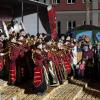 Die Memminger Stadtbachhexen verwandelten Memmingen wieder einmal zur Fasnet-Hochburg. Nach zwei Jahren Pause konnte endlich wieder das Monsterkonzert der Guggamusik mit sechs Kapellen veranstaltet werden. Der Wettergott hatte ein Einsehen mit den Gruppen die aus Nah und Fern angereist waren. Laut Wetterbericht sollte es regnen, aber Gottseidank, es blieb trocken. Oberbürgermeister Manfred Schilder sagte in seiner Ansprache, dass er so einen vollen Marktplatz seit Jahren nicht mehr gesehen habe.
[video]https://www.youtube.com/watch?v=xL56Mwlt-Gs[/video]
Gute Stimmung auf dem MarktplatzDurch die Veranstaltung führte, mit Scherzen und Reimen, 1. Zunftmeister Memmingen Rainer Betz alias Balu, verstärkt an seiner Seite durch Martin Speckle, auch Specki genannt. Zum Aufwärmen feuerten sie die Menschenmenge auf den prall gefüllten Markplatz immer wieder in höchster Lautstärke mit Schlachtrufen wie "wo nei, in da Bach nei" und "Mau Mau Mau, s'wird scho gau" an. Tausendfach schallte es zurück. Auch fürs Leibeswohl war gesorgt, es gab Buden mit Glühwein und Bratwurst im Semmel. Nach dem Auftritt ging es dann zur Ü 18 Party in die Stadionhalle.