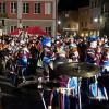 Die Memminger Stadtbachhexen verwandelten Memmingen wieder einmal zur Fasnet-Hochburg. Nach zwei Jahren Pause konnte endlich wieder das Monsterkonzert der Guggamusik mit sechs Kapellen veranstaltet werden. Der Wettergott hatte ein Einsehen mit den Gruppen die aus Nah und Fern angereist waren. Laut Wetterbericht sollte es regnen, aber Gottseidank, es blieb trocken. Oberbürgermeister Manfred Schilder sagte in seiner Ansprache, dass er so einen vollen Marktplatz seit Jahren nicht mehr gesehen habe.
[video]https://www.youtube.com/watch?v=xL56Mwlt-Gs[/video]
Gute Stimmung auf dem MarktplatzDurch die Veranstaltung führte, mit Scherzen und Reimen, 1. Zunftmeister Memmingen Rainer Betz alias Balu, verstärkt an seiner Seite durch Martin Speckle, auch Specki genannt. Zum Aufwärmen feuerten sie die Menschenmenge auf den prall gefüllten Markplatz immer wieder in höchster Lautstärke mit Schlachtrufen wie "wo nei, in da Bach nei" und "Mau Mau Mau, s'wird scho gau" an. Tausendfach schallte es zurück. Auch fürs Leibeswohl war gesorgt, es gab Buden mit Glühwein und Bratwurst im Semmel. Nach dem Auftritt ging es dann zur Ü 18 Party in die Stadionhalle.