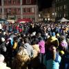 Die Memminger Stadtbachhexen verwandelten Memmingen wieder einmal zur Fasnet-Hochburg. Nach zwei Jahren Pause konnte endlich wieder das Monsterkonzert der Guggamusik mit sechs Kapellen veranstaltet werden. Der Wettergott hatte ein Einsehen mit den Gruppen die aus Nah und Fern angereist waren. Laut Wetterbericht sollte es regnen, aber Gottseidank, es blieb trocken. Oberbürgermeister Manfred Schilder sagte in seiner Ansprache, dass er so einen vollen Marktplatz seit Jahren nicht mehr gesehen habe.
[video]https://www.youtube.com/watch?v=xL56Mwlt-Gs[/video]
Gute Stimmung auf dem MarktplatzDurch die Veranstaltung führte, mit Scherzen und Reimen, 1. Zunftmeister Memmingen Rainer Betz alias Balu, verstärkt an seiner Seite durch Martin Speckle, auch Specki genannt. Zum Aufwärmen feuerten sie die Menschenmenge auf den prall gefüllten Markplatz immer wieder in höchster Lautstärke mit Schlachtrufen wie "wo nei, in da Bach nei" und "Mau Mau Mau, s'wird scho gau" an. Tausendfach schallte es zurück. Auch fürs Leibeswohl war gesorgt, es gab Buden mit Glühwein und Bratwurst im Semmel. Nach dem Auftritt ging es dann zur Ü 18 Party in die Stadionhalle.