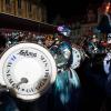 Die Memminger Stadtbachhexen verwandelten Memmingen wieder einmal zur Fasnet-Hochburg. Nach zwei Jahren Pause konnte endlich wieder das Monsterkonzert der Guggamusik mit sechs Kapellen veranstaltet werden. Der Wettergott hatte ein Einsehen mit den Gruppen die aus Nah und Fern angereist waren. Laut Wetterbericht sollte es regnen, aber Gottseidank, es blieb trocken. Oberbürgermeister Manfred Schilder sagte in seiner Ansprache, dass er so einen vollen Marktplatz seit Jahren nicht mehr gesehen habe.
[video]https://www.youtube.com/watch?v=xL56Mwlt-Gs[/video]
Gute Stimmung auf dem MarktplatzDurch die Veranstaltung führte, mit Scherzen und Reimen, 1. Zunftmeister Memmingen Rainer Betz alias Balu, verstärkt an seiner Seite durch Martin Speckle, auch Specki genannt. Zum Aufwärmen feuerten sie die Menschenmenge auf den prall gefüllten Markplatz immer wieder in höchster Lautstärke mit Schlachtrufen wie "wo nei, in da Bach nei" und "Mau Mau Mau, s'wird scho gau" an. Tausendfach schallte es zurück. Auch fürs Leibeswohl war gesorgt, es gab Buden mit Glühwein und Bratwurst im Semmel. Nach dem Auftritt ging es dann zur Ü 18 Party in die Stadionhalle.