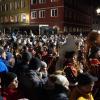 Die Memminger Stadtbachhexen verwandelten Memmingen wieder einmal zur Fasnet-Hochburg. Nach zwei Jahren Pause konnte endlich wieder das Monsterkonzert der Guggamusik mit sechs Kapellen veranstaltet werden. Der Wettergott hatte ein Einsehen mit den Gruppen die aus Nah und Fern angereist waren. Laut Wetterbericht sollte es regnen, aber Gottseidank, es blieb trocken. Oberbürgermeister Manfred Schilder sagte in seiner Ansprache, dass er so einen vollen Marktplatz seit Jahren nicht mehr gesehen habe.
[video]https://www.youtube.com/watch?v=xL56Mwlt-Gs[/video]
Gute Stimmung auf dem MarktplatzDurch die Veranstaltung führte, mit Scherzen und Reimen, 1. Zunftmeister Memmingen Rainer Betz alias Balu, verstärkt an seiner Seite durch Martin Speckle, auch Specki genannt. Zum Aufwärmen feuerten sie die Menschenmenge auf den prall gefüllten Markplatz immer wieder in höchster Lautstärke mit Schlachtrufen wie "wo nei, in da Bach nei" und "Mau Mau Mau, s'wird scho gau" an. Tausendfach schallte es zurück. Auch fürs Leibeswohl war gesorgt, es gab Buden mit Glühwein und Bratwurst im Semmel. Nach dem Auftritt ging es dann zur Ü 18 Party in die Stadionhalle.