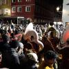 Die Memminger Stadtbachhexen verwandelten Memmingen wieder einmal zur Fasnet-Hochburg. Nach zwei Jahren Pause konnte endlich wieder das Monsterkonzert der Guggamusik mit sechs Kapellen veranstaltet werden. Der Wettergott hatte ein Einsehen mit den Gruppen die aus Nah und Fern angereist waren. Laut Wetterbericht sollte es regnen, aber Gottseidank, es blieb trocken. Oberbürgermeister Manfred Schilder sagte in seiner Ansprache, dass er so einen vollen Marktplatz seit Jahren nicht mehr gesehen habe.
[video]https://www.youtube.com/watch?v=xL56Mwlt-Gs[/video]
Gute Stimmung auf dem MarktplatzDurch die Veranstaltung führte, mit Scherzen und Reimen, 1. Zunftmeister Memmingen Rainer Betz alias Balu, verstärkt an seiner Seite durch Martin Speckle, auch Specki genannt. Zum Aufwärmen feuerten sie die Menschenmenge auf den prall gefüllten Markplatz immer wieder in höchster Lautstärke mit Schlachtrufen wie "wo nei, in da Bach nei" und "Mau Mau Mau, s'wird scho gau" an. Tausendfach schallte es zurück. Auch fürs Leibeswohl war gesorgt, es gab Buden mit Glühwein und Bratwurst im Semmel. Nach dem Auftritt ging es dann zur Ü 18 Party in die Stadionhalle.