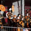 Die Memminger Stadtbachhexen verwandelten Memmingen wieder einmal zur Fasnet-Hochburg. Nach zwei Jahren Pause konnte endlich wieder das Monsterkonzert der Guggamusik mit sechs Kapellen veranstaltet werden. Der Wettergott hatte ein Einsehen mit den Gruppen die aus Nah und Fern angereist waren. Laut Wetterbericht sollte es regnen, aber Gottseidank, es blieb trocken. Oberbürgermeister Manfred Schilder sagte in seiner Ansprache, dass er so einen vollen Marktplatz seit Jahren nicht mehr gesehen habe.
[video]https://www.youtube.com/watch?v=xL56Mwlt-Gs[/video]
Gute Stimmung auf dem MarktplatzDurch die Veranstaltung führte, mit Scherzen und Reimen, 1. Zunftmeister Memmingen Rainer Betz alias Balu, verstärkt an seiner Seite durch Martin Speckle, auch Specki genannt. Zum Aufwärmen feuerten sie die Menschenmenge auf den prall gefüllten Markplatz immer wieder in höchster Lautstärke mit Schlachtrufen wie "wo nei, in da Bach nei" und "Mau Mau Mau, s'wird scho gau" an. Tausendfach schallte es zurück. Auch fürs Leibeswohl war gesorgt, es gab Buden mit Glühwein und Bratwurst im Semmel. Nach dem Auftritt ging es dann zur Ü 18 Party in die Stadionhalle.