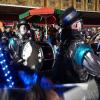 Die Memminger Stadtbachhexen verwandelten Memmingen wieder einmal zur Fasnet-Hochburg. Nach zwei Jahren Pause konnte endlich wieder das Monsterkonzert der Guggamusik mit sechs Kapellen veranstaltet werden. Der Wettergott hatte ein Einsehen mit den Gruppen die aus Nah und Fern angereist waren. Laut Wetterbericht sollte es regnen, aber Gottseidank, es blieb trocken. Oberbürgermeister Manfred Schilder sagte in seiner Ansprache, dass er so einen vollen Marktplatz seit Jahren nicht mehr gesehen habe.
[video]https://www.youtube.com/watch?v=xL56Mwlt-Gs[/video]
Gute Stimmung auf dem MarktplatzDurch die Veranstaltung führte, mit Scherzen und Reimen, 1. Zunftmeister Memmingen Rainer Betz alias Balu, verstärkt an seiner Seite durch Martin Speckle, auch Specki genannt. Zum Aufwärmen feuerten sie die Menschenmenge auf den prall gefüllten Markplatz immer wieder in höchster Lautstärke mit Schlachtrufen wie "wo nei, in da Bach nei" und "Mau Mau Mau, s'wird scho gau" an. Tausendfach schallte es zurück. Auch fürs Leibeswohl war gesorgt, es gab Buden mit Glühwein und Bratwurst im Semmel. Nach dem Auftritt ging es dann zur Ü 18 Party in die Stadionhalle.