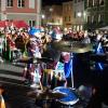 Die Memminger Stadtbachhexen verwandelten Memmingen wieder einmal zur Fasnet-Hochburg. Nach zwei Jahren Pause konnte endlich wieder das Monsterkonzert der Guggamusik mit sechs Kapellen veranstaltet werden. Der Wettergott hatte ein Einsehen mit den Gruppen die aus Nah und Fern angereist waren. Laut Wetterbericht sollte es regnen, aber Gottseidank, es blieb trocken. Oberbürgermeister Manfred Schilder sagte in seiner Ansprache, dass er so einen vollen Marktplatz seit Jahren nicht mehr gesehen habe.
[video]https://www.youtube.com/watch?v=xL56Mwlt-Gs[/video]
Gute Stimmung auf dem MarktplatzDurch die Veranstaltung führte, mit Scherzen und Reimen, 1. Zunftmeister Memmingen Rainer Betz alias Balu, verstärkt an seiner Seite durch Martin Speckle, auch Specki genannt. Zum Aufwärmen feuerten sie die Menschenmenge auf den prall gefüllten Markplatz immer wieder in höchster Lautstärke mit Schlachtrufen wie "wo nei, in da Bach nei" und "Mau Mau Mau, s'wird scho gau" an. Tausendfach schallte es zurück. Auch fürs Leibeswohl war gesorgt, es gab Buden mit Glühwein und Bratwurst im Semmel. Nach dem Auftritt ging es dann zur Ü 18 Party in die Stadionhalle.