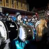 Die Memminger Stadtbachhexen verwandelten Memmingen wieder einmal zur Fasnet-Hochburg. Nach zwei Jahren Pause konnte endlich wieder das Monsterkonzert der Guggamusik mit sechs Kapellen veranstaltet werden. Der Wettergott hatte ein Einsehen mit den Gruppen die aus Nah und Fern angereist waren. Laut Wetterbericht sollte es regnen, aber Gottseidank, es blieb trocken. Oberbürgermeister Manfred Schilder sagte in seiner Ansprache, dass er so einen vollen Marktplatz seit Jahren nicht mehr gesehen habe.
[video]https://www.youtube.com/watch?v=xL56Mwlt-Gs[/video]
Gute Stimmung auf dem MarktplatzDurch die Veranstaltung führte, mit Scherzen und Reimen, 1. Zunftmeister Memmingen Rainer Betz alias Balu, verstärkt an seiner Seite durch Martin Speckle, auch Specki genannt. Zum Aufwärmen feuerten sie die Menschenmenge auf den prall gefüllten Markplatz immer wieder in höchster Lautstärke mit Schlachtrufen wie "wo nei, in da Bach nei" und "Mau Mau Mau, s'wird scho gau" an. Tausendfach schallte es zurück. Auch fürs Leibeswohl war gesorgt, es gab Buden mit Glühwein und Bratwurst im Semmel. Nach dem Auftritt ging es dann zur Ü 18 Party in die Stadionhalle.