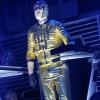 Am Freitag ging es im ausverkauften Kaminwerk in Memmingen heiß her. "Völkerball", die 2008 gegründete Rammstein Tribute Band aus Koblenz mit Sänger und Frontmann René Anlauff, eröffnete die Konzertsaison '23 im Kaminwerk. 
[embedcode=a3eam6gaobe][/embedcode]
Über 2 Stunden lang Titel von Rammstein mit dazugehöriger Bühnen und Pyroshow ließen keine Wünsche offen und das Publikum dankte es, indem viele Titel lautstark mitgesungen wurden. Auch die legendären Bootsfahrt von Keyboarder Andi über die Köpfe der Zuschauer durfte nicht fehlen.
"Heldmaschine" kommt im MärzAm 25. März ist "Heldmaschine", ein Parallelprojekt zu Völkerball, im Kaminwerk zu Gast. Mit fast der gleichen Besetzung gibt es hier nur eigene Titel mit mehr elektronischen Elementen. Man merkt zwar die Entstehung aus Völkerball durch die musikalische Ähnlichkeit, aber von Rammstein wird hier kein einziger Titel gecovert.