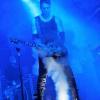 Am Freitag ging es im ausverkauften Kaminwerk in Memmingen heiß her. "Völkerball", die 2008 gegründete Rammstein Tribute Band aus Koblenz mit Sänger und Frontmann René Anlauff, eröffnete die Konzertsaison '23 im Kaminwerk. 
[embedcode=a3eam6gaobe][/embedcode]
Über 2 Stunden lang Titel von Rammstein mit dazugehöriger Bühnen und Pyroshow ließen keine Wünsche offen und das Publikum dankte es, indem viele Titel lautstark mitgesungen wurden. Auch die legendären Bootsfahrt von Keyboarder Andi über die Köpfe der Zuschauer durfte nicht fehlen.
"Heldmaschine" kommt im MärzAm 25. März ist "Heldmaschine", ein Parallelprojekt zu Völkerball, im Kaminwerk zu Gast. Mit fast der gleichen Besetzung gibt es hier nur eigene Titel mit mehr elektronischen Elementen. Man merkt zwar die Entstehung aus Völkerball durch die musikalische Ähnlichkeit, aber von Rammstein wird hier kein einziger Titel gecovert.