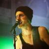 Am Freitag ging es im ausverkauften Kaminwerk in Memmingen heiß her. "Völkerball", die 2008 gegründete Rammstein Tribute Band aus Koblenz mit Sänger und Frontmann René Anlauff, eröffnete die Konzertsaison '23 im Kaminwerk. 
[embedcode=a3eam6gaobe][/embedcode]
Über 2 Stunden lang Titel von Rammstein mit dazugehöriger Bühnen und Pyroshow ließen keine Wünsche offen und das Publikum dankte es, indem viele Titel lautstark mitgesungen wurden. Auch die legendären Bootsfahrt von Keyboarder Andi über die Köpfe der Zuschauer durfte nicht fehlen.
"Heldmaschine" kommt im MärzAm 25. März ist "Heldmaschine", ein Parallelprojekt zu Völkerball, im Kaminwerk zu Gast. Mit fast der gleichen Besetzung gibt es hier nur eigene Titel mit mehr elektronischen Elementen. Man merkt zwar die Entstehung aus Völkerball durch die musikalische Ähnlichkeit, aber von Rammstein wird hier kein einziger Titel gecovert.