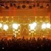 Am Freitag ging es im ausverkauften Kaminwerk in Memmingen heiß her. "Völkerball", die 2008 gegründete Rammstein Tribute Band aus Koblenz mit Sänger und Frontmann René Anlauff, eröffnete die Konzertsaison '23 im Kaminwerk. 
[embedcode=a3eam6gaobe][/embedcode]
Über 2 Stunden lang Titel von Rammstein mit dazugehöriger Bühnen und Pyroshow ließen keine Wünsche offen und das Publikum dankte es, indem viele Titel lautstark mitgesungen wurden. Auch die legendären Bootsfahrt von Keyboarder Andi über die Köpfe der Zuschauer durfte nicht fehlen.
"Heldmaschine" kommt im MärzAm 25. März ist "Heldmaschine", ein Parallelprojekt zu Völkerball, im Kaminwerk zu Gast. Mit fast der gleichen Besetzung gibt es hier nur eigene Titel mit mehr elektronischen Elementen. Man merkt zwar die Entstehung aus Völkerball durch die musikalische Ähnlichkeit, aber von Rammstein wird hier kein einziger Titel gecovert.