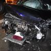 Auf der A96 hat es am Donnerstagabend gegen 22:30 Uhr einen schweren Verkehrsunfall wegen Glätte gegeben. Nachdem dort bereits ein Auto in die Leitplanke geknallt war, erfasste ein weiteres Auto mehrere Menschen, die als Ersthelfer an der Unfallstelle waren. Einer davon wurde über lebensgefährlich verletzt.
Auto kommt durch Glätte von Fahrbahn abZunächst war laut Polizei auf der A96 ein Autofahrer, der in Richtung Lindau unterwegs war, zwischen Landsberg und Buchloe wegen Eisglätte von der Fahrbahn abgekommen. Er crashte beidseitig in die Leitplanke und blieb dann auf dem Standstreifen stehen. 
[video]https://www.youtube.com/watch?v=oKHOx5rGa_s[/video]Auto knallt in stehende Fahrzeuge und ErsthelferEinige Menschen, die als erste am Unfallort waren, stellten ihre Autos ebenfalls auf dem Standstreifen ab, um erste Hilfe zu leisten. Kurz darauf näherte sich jedoch ein weiteres Auto, dessen Fahrer an der selben Stelle, wie der zuvor verunfallte Wagen, die Kontrolle verlor. Er prallte zunächst gegen die am Standstreifen abgestellten Fahrzeuge und knallte dann in die Gruppe Ersthelfer. Über Leitplanke geschleudert, Knie verletzt und von Fahrzeugteilen getroffenEin 29-jähriger Ersthelfer wurde von dem Auto derart stark getroffen, dass er über die Leitplanke geschleudert wurde. Der 29-jährige Mann erlitt lebensgefährlichen Verletzungen. Ein anderer Ersthelfer, ein 19-Jähriger, wurde am Knie verletzt. Die anderen Helfer wurden durch umherfliegende Fahrzeugteile leicht verletzt. Der 29-Jährige kam sofort in ein Krankenhaus, indem er umgehend notoperiert wurde. Der 19-jährige Ersthelfer kam ebenfalls ins Krankenhaus. A96 in Richtung Lindau für zwei Stunden gesperrtFür die Zeit der Unfallaufnahme und  der Bergungsmaßnahmen war die A96 in Fahrtrichtung Lindau für ca. zwei Stunden voll gesperrt. Aufgrund der bestehenden Lebensgefahr des Verletzten war ein Gutachter an der Unfallstelle zugegen. Die Freiwilligen Feuerwehren Landsberg und Buchloe übernahmen die Bergungs- und Absperrarbeiten, auch die Autobahnmeisterei Mindelheim war im Einsatz. Die am Unfall beteiligten Fahrzeug mussten abgeschleppt werden, sie wurden durch die Staatsanwaltschaft Augsburg für weitere Ermittlungen sichergestellt.Unfall auf der A96 in Fahrtrichtung MünchenFür die Einsatzkräfte war in dieser Nacht auf der A96 viel zu tun. Denn nur knapp zehn Minuten vorher hatte es schon einen Unfall an fast der selben Stelle, aber in entgegengesetzter Richtung, gegeben:Unfall wegen Glatteis auf der A96 - Mehrere Autos beteiligt und mehrere Verletzte
