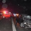 Auf der A96 hat es am Donnerstagabend gegen 22:30 Uhr einen schweren Verkehrsunfall wegen Glätte gegeben. Nachdem dort bereits ein Auto in die Leitplanke geknallt war, erfasste ein weiteres Auto mehrere Menschen, die als Ersthelfer an der Unfallstelle waren. Einer davon wurde über lebensgefährlich verletzt.
Auto kommt durch Glätte von Fahrbahn abZunächst war laut Polizei auf der A96 ein Autofahrer, der in Richtung Lindau unterwegs war, zwischen Landsberg und Buchloe wegen Eisglätte von der Fahrbahn abgekommen. Er crashte beidseitig in die Leitplanke und blieb dann auf dem Standstreifen stehen. 
[video]https://www.youtube.com/watch?v=oKHOx5rGa_s[/video]Auto knallt in stehende Fahrzeuge und ErsthelferEinige Menschen, die als erste am Unfallort waren, stellten ihre Autos ebenfalls auf dem Standstreifen ab, um erste Hilfe zu leisten. Kurz darauf näherte sich jedoch ein weiteres Auto, dessen Fahrer an der selben Stelle, wie der zuvor verunfallte Wagen, die Kontrolle verlor. Er prallte zunächst gegen die am Standstreifen abgestellten Fahrzeuge und knallte dann in die Gruppe Ersthelfer. Über Leitplanke geschleudert, Knie verletzt und von Fahrzeugteilen getroffenEin 29-jähriger Ersthelfer wurde von dem Auto derart stark getroffen, dass er über die Leitplanke geschleudert wurde. Der 29-jährige Mann erlitt lebensgefährlichen Verletzungen. Ein anderer Ersthelfer, ein 19-Jähriger, wurde am Knie verletzt. Die anderen Helfer wurden durch umherfliegende Fahrzeugteile leicht verletzt. Der 29-Jährige kam sofort in ein Krankenhaus, indem er umgehend notoperiert wurde. Der 19-jährige Ersthelfer kam ebenfalls ins Krankenhaus. A96 in Richtung Lindau für zwei Stunden gesperrtFür die Zeit der Unfallaufnahme und  der Bergungsmaßnahmen war die A96 in Fahrtrichtung Lindau für ca. zwei Stunden voll gesperrt. Aufgrund der bestehenden Lebensgefahr des Verletzten war ein Gutachter an der Unfallstelle zugegen. Die Freiwilligen Feuerwehren Landsberg und Buchloe übernahmen die Bergungs- und Absperrarbeiten, auch die Autobahnmeisterei Mindelheim war im Einsatz. Die am Unfall beteiligten Fahrzeug mussten abgeschleppt werden, sie wurden durch die Staatsanwaltschaft Augsburg für weitere Ermittlungen sichergestellt.Unfall auf der A96 in Fahrtrichtung MünchenFür die Einsatzkräfte war in dieser Nacht auf der A96 viel zu tun. Denn nur knapp zehn Minuten vorher hatte es schon einen Unfall an fast der selben Stelle, aber in entgegengesetzter Richtung, gegeben:Unfall wegen Glatteis auf der A96 - Mehrere Autos beteiligt und mehrere Verletzte