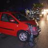 Auf der A96 hat es am Donnerstagabend gegen 22:30 Uhr einen schweren Verkehrsunfall wegen Glätte gegeben. Nachdem dort bereits ein Auto in die Leitplanke geknallt war, erfasste ein weiteres Auto mehrere Menschen, die als Ersthelfer an der Unfallstelle waren. Einer davon wurde über lebensgefährlich verletzt.
Auto kommt durch Glätte von Fahrbahn abZunächst war laut Polizei auf der A96 ein Autofahrer, der in Richtung Lindau unterwegs war, zwischen Landsberg und Buchloe wegen Eisglätte von der Fahrbahn abgekommen. Er crashte beidseitig in die Leitplanke und blieb dann auf dem Standstreifen stehen. 
[video]https://www.youtube.com/watch?v=oKHOx5rGa_s[/video]Auto knallt in stehende Fahrzeuge und ErsthelferEinige Menschen, die als erste am Unfallort waren, stellten ihre Autos ebenfalls auf dem Standstreifen ab, um erste Hilfe zu leisten. Kurz darauf näherte sich jedoch ein weiteres Auto, dessen Fahrer an der selben Stelle, wie der zuvor verunfallte Wagen, die Kontrolle verlor. Er prallte zunächst gegen die am Standstreifen abgestellten Fahrzeuge und knallte dann in die Gruppe Ersthelfer. Über Leitplanke geschleudert, Knie verletzt und von Fahrzeugteilen getroffenEin 29-jähriger Ersthelfer wurde von dem Auto derart stark getroffen, dass er über die Leitplanke geschleudert wurde. Der 29-jährige Mann erlitt lebensgefährlichen Verletzungen. Ein anderer Ersthelfer, ein 19-Jähriger, wurde am Knie verletzt. Die anderen Helfer wurden durch umherfliegende Fahrzeugteile leicht verletzt. Der 29-Jährige kam sofort in ein Krankenhaus, indem er umgehend notoperiert wurde. Der 19-jährige Ersthelfer kam ebenfalls ins Krankenhaus. A96 in Richtung Lindau für zwei Stunden gesperrtFür die Zeit der Unfallaufnahme und  der Bergungsmaßnahmen war die A96 in Fahrtrichtung Lindau für ca. zwei Stunden voll gesperrt. Aufgrund der bestehenden Lebensgefahr des Verletzten war ein Gutachter an der Unfallstelle zugegen. Die Freiwilligen Feuerwehren Landsberg und Buchloe übernahmen die Bergungs- und Absperrarbeiten, auch die Autobahnmeisterei Mindelheim war im Einsatz. Die am Unfall beteiligten Fahrzeug mussten abgeschleppt werden, sie wurden durch die Staatsanwaltschaft Augsburg für weitere Ermittlungen sichergestellt.Unfall auf der A96 in Fahrtrichtung MünchenFür die Einsatzkräfte war in dieser Nacht auf der A96 viel zu tun. Denn nur knapp zehn Minuten vorher hatte es schon einen Unfall an fast der selben Stelle, aber in entgegengesetzter Richtung, gegeben:Unfall wegen Glatteis auf der A96 - Mehrere Autos beteiligt und mehrere Verletzte