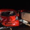 Auf der A96 hat es am Donnerstagabend gegen 22:30 Uhr einen schweren Verkehrsunfall wegen Glätte gegeben. Nachdem dort bereits ein Auto in die Leitplanke geknallt war, erfasste ein weiteres Auto mehrere Menschen, die als Ersthelfer an der Unfallstelle waren. Einer davon wurde über lebensgefährlich verletzt.
Auto kommt durch Glätte von Fahrbahn abZunächst war laut Polizei auf der A96 ein Autofahrer, der in Richtung Lindau unterwegs war, zwischen Landsberg und Buchloe wegen Eisglätte von der Fahrbahn abgekommen. Er crashte beidseitig in die Leitplanke und blieb dann auf dem Standstreifen stehen. 
[video]https://www.youtube.com/watch?v=oKHOx5rGa_s[/video]Auto knallt in stehende Fahrzeuge und ErsthelferEinige Menschen, die als erste am Unfallort waren, stellten ihre Autos ebenfalls auf dem Standstreifen ab, um erste Hilfe zu leisten. Kurz darauf näherte sich jedoch ein weiteres Auto, dessen Fahrer an der selben Stelle, wie der zuvor verunfallte Wagen, die Kontrolle verlor. Er prallte zunächst gegen die am Standstreifen abgestellten Fahrzeuge und knallte dann in die Gruppe Ersthelfer. Über Leitplanke geschleudert, Knie verletzt und von Fahrzeugteilen getroffenEin 29-jähriger Ersthelfer wurde von dem Auto derart stark getroffen, dass er über die Leitplanke geschleudert wurde. Der 29-jährige Mann erlitt lebensgefährlichen Verletzungen. Ein anderer Ersthelfer, ein 19-Jähriger, wurde am Knie verletzt. Die anderen Helfer wurden durch umherfliegende Fahrzeugteile leicht verletzt. Der 29-Jährige kam sofort in ein Krankenhaus, indem er umgehend notoperiert wurde. Der 19-jährige Ersthelfer kam ebenfalls ins Krankenhaus. A96 in Richtung Lindau für zwei Stunden gesperrtFür die Zeit der Unfallaufnahme und  der Bergungsmaßnahmen war die A96 in Fahrtrichtung Lindau für ca. zwei Stunden voll gesperrt. Aufgrund der bestehenden Lebensgefahr des Verletzten war ein Gutachter an der Unfallstelle zugegen. Die Freiwilligen Feuerwehren Landsberg und Buchloe übernahmen die Bergungs- und Absperrarbeiten, auch die Autobahnmeisterei Mindelheim war im Einsatz. Die am Unfall beteiligten Fahrzeug mussten abgeschleppt werden, sie wurden durch die Staatsanwaltschaft Augsburg für weitere Ermittlungen sichergestellt.Unfall auf der A96 in Fahrtrichtung MünchenFür die Einsatzkräfte war in dieser Nacht auf der A96 viel zu tun. Denn nur knapp zehn Minuten vorher hatte es schon einen Unfall an fast der selben Stelle, aber in entgegengesetzter Richtung, gegeben:Unfall wegen Glatteis auf der A96 - Mehrere Autos beteiligt und mehrere Verletzte
