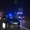 Auf der A96 hat es am Donnerstagabend gegen 22:30 Uhr einen schweren Verkehrsunfall wegen Glätte gegeben. Nachdem dort bereits ein Auto in die Leitplanke geknallt war, erfasste ein weiteres Auto mehrere Menschen, die als Ersthelfer an der Unfallstelle waren. Einer davon wurde über lebensgefährlich verletzt.
Auto kommt durch Glätte von Fahrbahn abZunächst war laut Polizei auf der A96 ein Autofahrer, der in Richtung Lindau unterwegs war, zwischen Landsberg und Buchloe wegen Eisglätte von der Fahrbahn abgekommen. Er crashte beidseitig in die Leitplanke und blieb dann auf dem Standstreifen stehen. 
[video]https://www.youtube.com/watch?v=oKHOx5rGa_s[/video]Auto knallt in stehende Fahrzeuge und ErsthelferEinige Menschen, die als erste am Unfallort waren, stellten ihre Autos ebenfalls auf dem Standstreifen ab, um erste Hilfe zu leisten. Kurz darauf näherte sich jedoch ein weiteres Auto, dessen Fahrer an der selben Stelle, wie der zuvor verunfallte Wagen, die Kontrolle verlor. Er prallte zunächst gegen die am Standstreifen abgestellten Fahrzeuge und knallte dann in die Gruppe Ersthelfer. Über Leitplanke geschleudert, Knie verletzt und von Fahrzeugteilen getroffenEin 29-jähriger Ersthelfer wurde von dem Auto derart stark getroffen, dass er über die Leitplanke geschleudert wurde. Der 29-jährige Mann erlitt lebensgefährlichen Verletzungen. Ein anderer Ersthelfer, ein 19-Jähriger, wurde am Knie verletzt. Die anderen Helfer wurden durch umherfliegende Fahrzeugteile leicht verletzt. Der 29-Jährige kam sofort in ein Krankenhaus, indem er umgehend notoperiert wurde. Der 19-jährige Ersthelfer kam ebenfalls ins Krankenhaus. A96 in Richtung Lindau für zwei Stunden gesperrtFür die Zeit der Unfallaufnahme und  der Bergungsmaßnahmen war die A96 in Fahrtrichtung Lindau für ca. zwei Stunden voll gesperrt. Aufgrund der bestehenden Lebensgefahr des Verletzten war ein Gutachter an der Unfallstelle zugegen. Die Freiwilligen Feuerwehren Landsberg und Buchloe übernahmen die Bergungs- und Absperrarbeiten, auch die Autobahnmeisterei Mindelheim war im Einsatz. Die am Unfall beteiligten Fahrzeug mussten abgeschleppt werden, sie wurden durch die Staatsanwaltschaft Augsburg für weitere Ermittlungen sichergestellt.Unfall auf der A96 in Fahrtrichtung MünchenFür die Einsatzkräfte war in dieser Nacht auf der A96 viel zu tun. Denn nur knapp zehn Minuten vorher hatte es schon einen Unfall an fast der selben Stelle, aber in entgegengesetzter Richtung, gegeben:Unfall wegen Glatteis auf der A96 - Mehrere Autos beteiligt und mehrere Verletzte