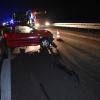 Auf der A96 hat es am Donnerstagabend gegen 22:30 Uhr einen schweren Verkehrsunfall wegen Glätte gegeben. Nachdem dort bereits ein Auto in die Leitplanke geknallt war, erfasste ein weiteres Auto mehrere Menschen, die als Ersthelfer an der Unfallstelle waren. Einer davon wurde über lebensgefährlich verletzt.
Auto kommt durch Glätte von Fahrbahn abZunächst war laut Polizei auf der A96 ein Autofahrer, der in Richtung Lindau unterwegs war, zwischen Landsberg und Buchloe wegen Eisglätte von der Fahrbahn abgekommen. Er crashte beidseitig in die Leitplanke und blieb dann auf dem Standstreifen stehen. 
[video]https://www.youtube.com/watch?v=oKHOx5rGa_s[/video]Auto knallt in stehende Fahrzeuge und ErsthelferEinige Menschen, die als erste am Unfallort waren, stellten ihre Autos ebenfalls auf dem Standstreifen ab, um erste Hilfe zu leisten. Kurz darauf näherte sich jedoch ein weiteres Auto, dessen Fahrer an der selben Stelle, wie der zuvor verunfallte Wagen, die Kontrolle verlor. Er prallte zunächst gegen die am Standstreifen abgestellten Fahrzeuge und knallte dann in die Gruppe Ersthelfer. Über Leitplanke geschleudert, Knie verletzt und von Fahrzeugteilen getroffenEin 29-jähriger Ersthelfer wurde von dem Auto derart stark getroffen, dass er über die Leitplanke geschleudert wurde. Der 29-jährige Mann erlitt lebensgefährlichen Verletzungen. Ein anderer Ersthelfer, ein 19-Jähriger, wurde am Knie verletzt. Die anderen Helfer wurden durch umherfliegende Fahrzeugteile leicht verletzt. Der 29-Jährige kam sofort in ein Krankenhaus, indem er umgehend notoperiert wurde. Der 19-jährige Ersthelfer kam ebenfalls ins Krankenhaus. A96 in Richtung Lindau für zwei Stunden gesperrtFür die Zeit der Unfallaufnahme und  der Bergungsmaßnahmen war die A96 in Fahrtrichtung Lindau für ca. zwei Stunden voll gesperrt. Aufgrund der bestehenden Lebensgefahr des Verletzten war ein Gutachter an der Unfallstelle zugegen. Die Freiwilligen Feuerwehren Landsberg und Buchloe übernahmen die Bergungs- und Absperrarbeiten, auch die Autobahnmeisterei Mindelheim war im Einsatz. Die am Unfall beteiligten Fahrzeug mussten abgeschleppt werden, sie wurden durch die Staatsanwaltschaft Augsburg für weitere Ermittlungen sichergestellt.Unfall auf der A96 in Fahrtrichtung MünchenFür die Einsatzkräfte war in dieser Nacht auf der A96 viel zu tun. Denn nur knapp zehn Minuten vorher hatte es schon einen Unfall an fast der selben Stelle, aber in entgegengesetzter Richtung, gegeben:Unfall wegen Glatteis auf der A96 - Mehrere Autos beteiligt und mehrere Verletzte